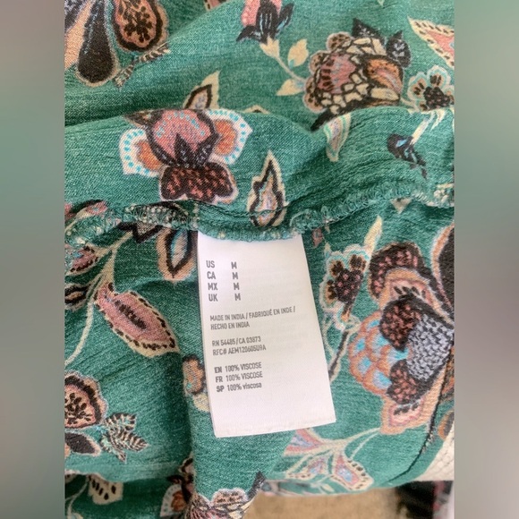 Floral Crisscross Green Top - Picture 4 of 4